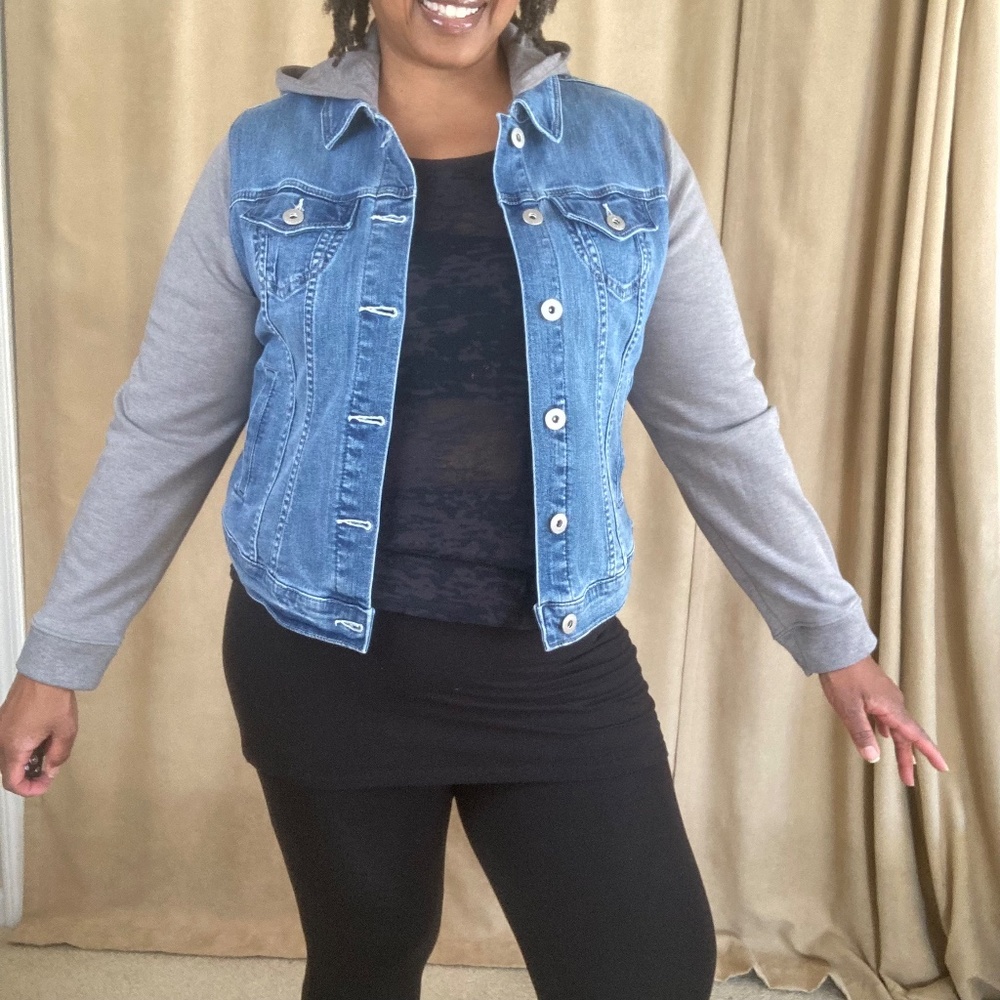 Torrid Trucker Jean Jacket with Fleece Sleeves Medium Wash, size 1X (14/… - Picture 7 of 14
